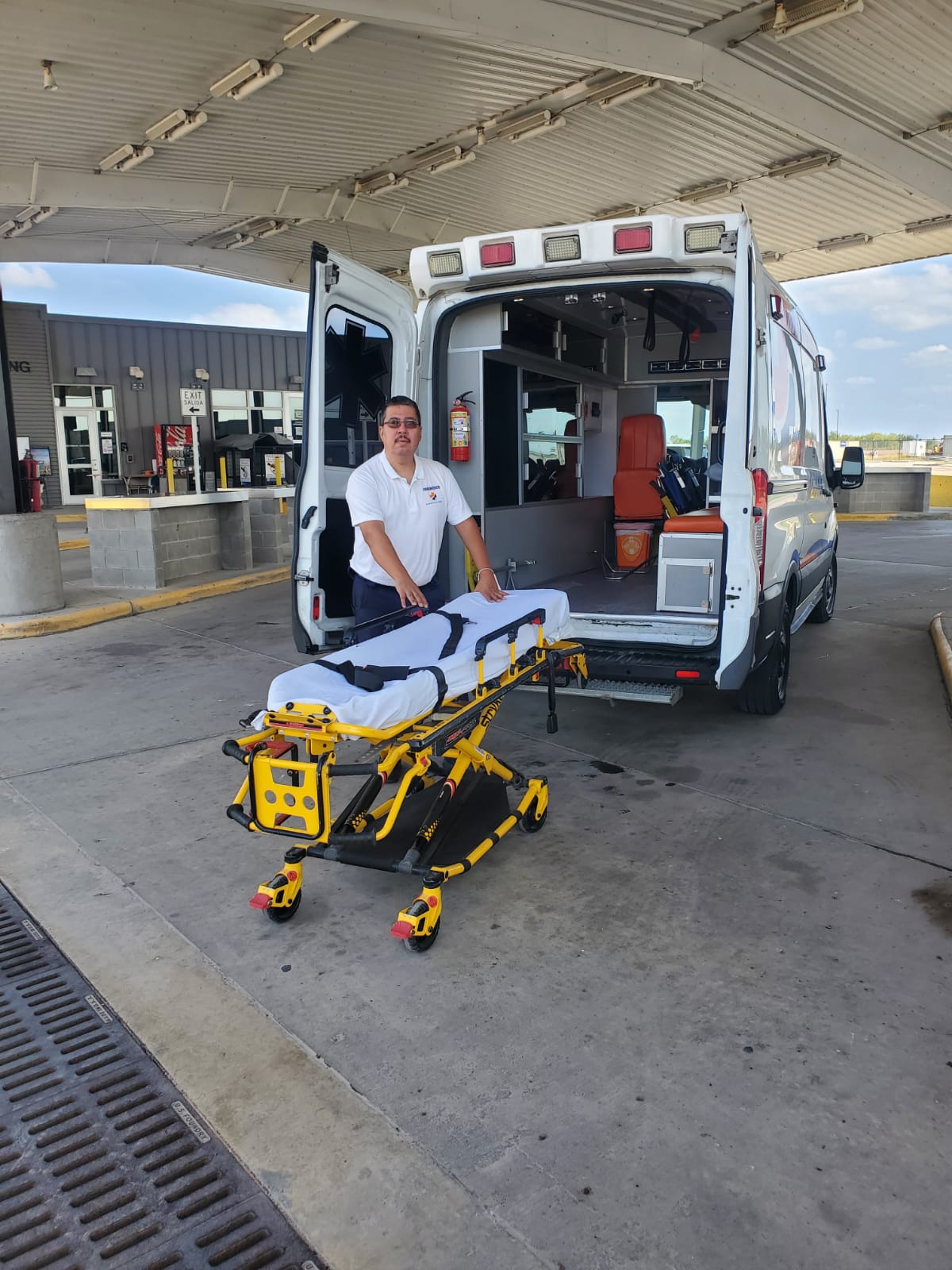 Paramédico preparando camilla en ambulancia