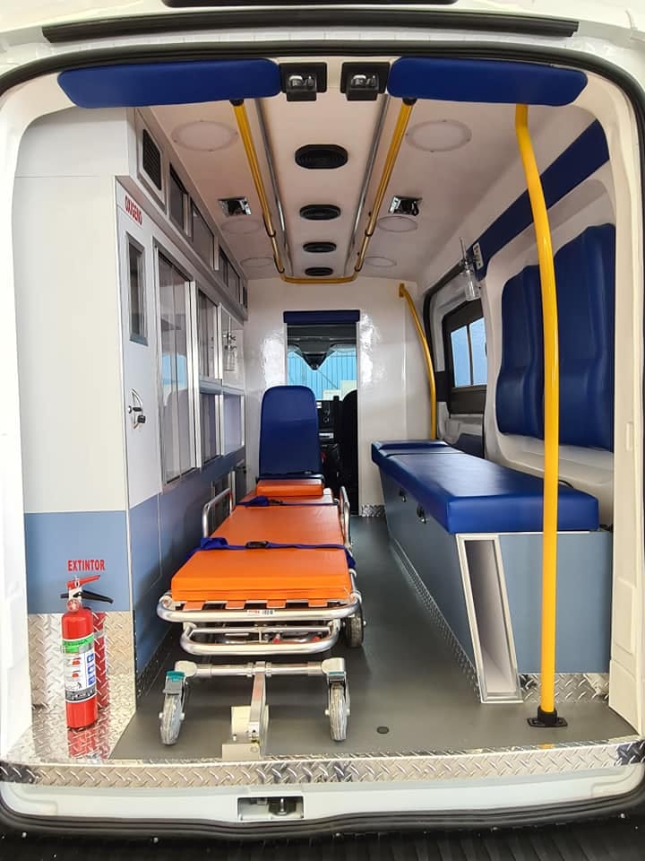 Interior equipado de ambulancia